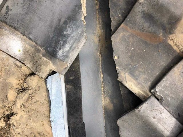 谷板金と瓦